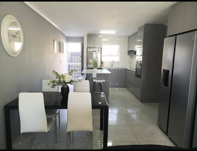 3 BEDROOM PROPERTY TO RENT IN BLOUBERG BEACHFRONT